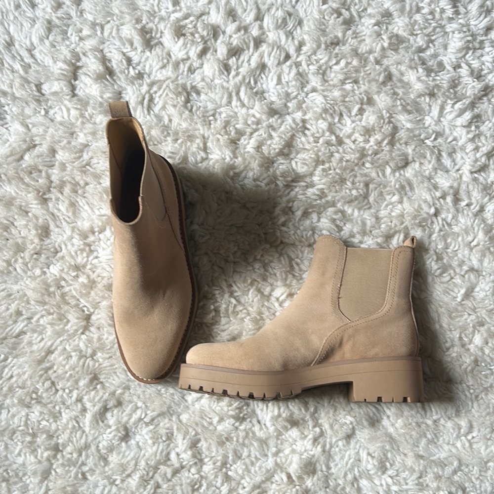 SAM EDELMAN - Justina Suede Chelsea Boots (in Sesame)